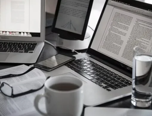 imgi_76_close-up-laptops-desk_1048944-28823338 imgi_76_close-up-laptops-desk_1048944-28823338